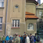 Účastnící vycházky u budovy někdejšího gymnázia v Berouně